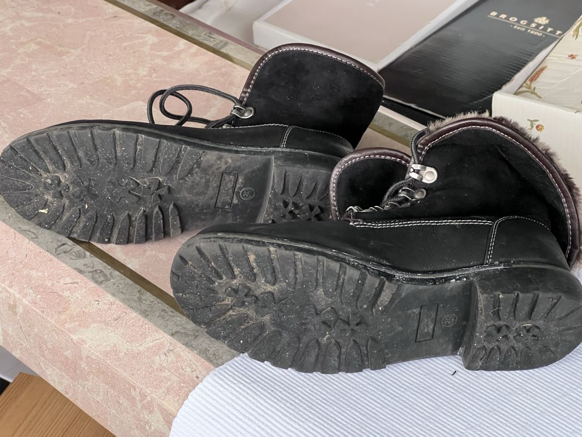 Damenschuhe: Winterstiefeletten schwarz 39 – Gebraucht aus Richterswil von Luke6 4