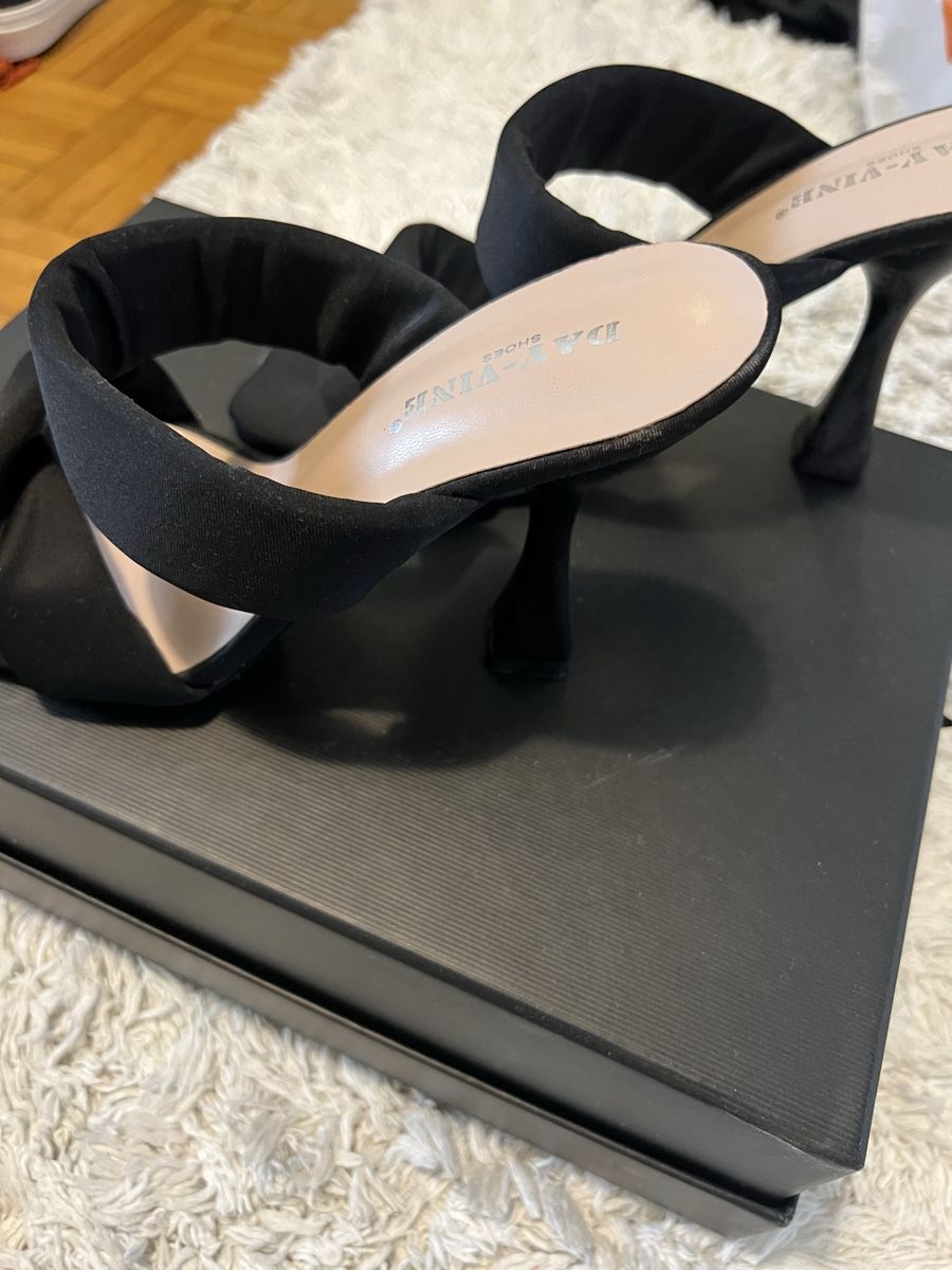 Scarpe da donna: Talons Noirs  – Nuovo (secondo la descrizione) da Moudon venduto da cin_6rxj