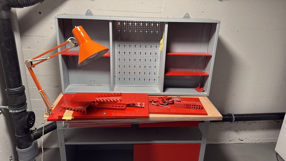Établis: Werkbank mit Lampe, grau/rot – D'occasion à Luzern par Nicole_Arch 1