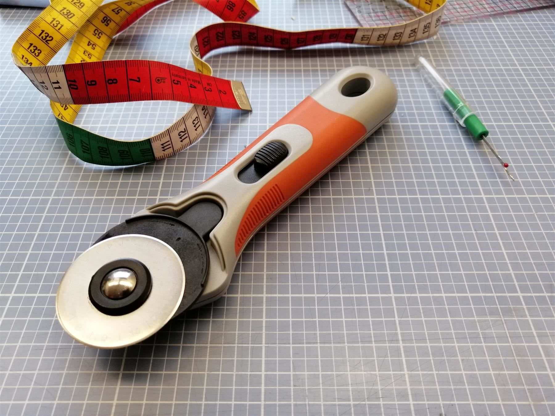 Tutti gli attrezzi: Rollschneider gross 45mm inkl. 6 Klingen – Nuovo e nell'imballaggio originale da Winterthur venduto da LederSchneiderei 1