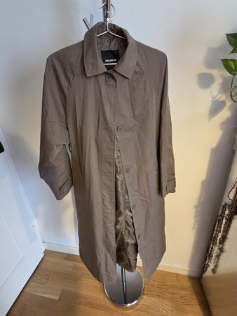 Grauer Trenchcoat