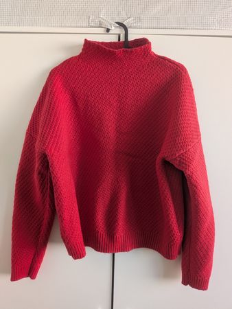 GAP Red knit Sweater - Medium (Very good condition)