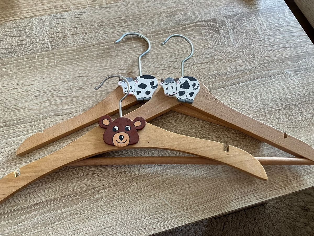 Cintres: Kinder Kleiderbuegel Holz – D'occasion à Zufikon par tam_gfx6