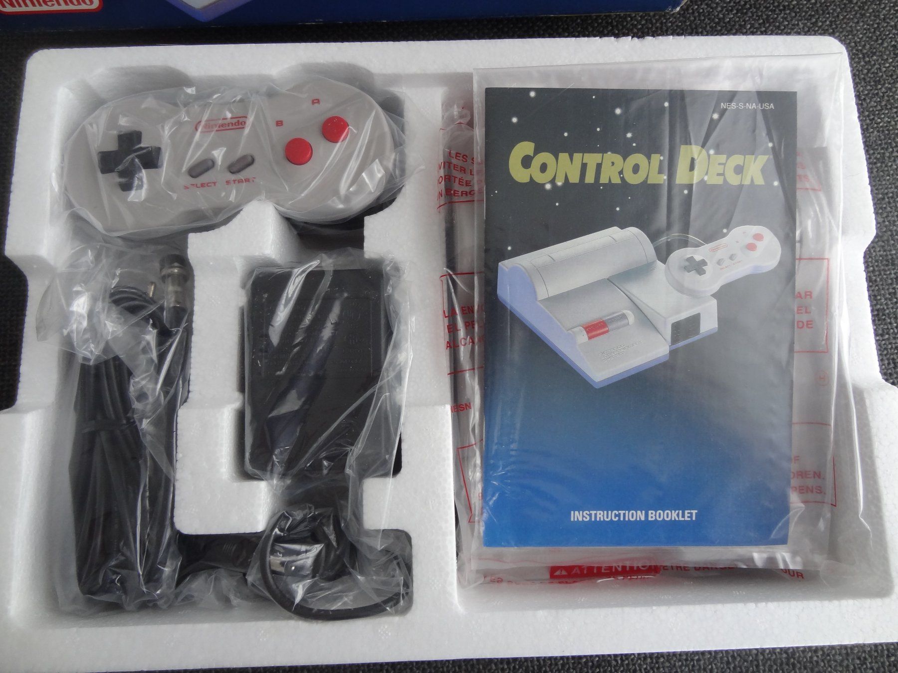 Nintendo Console: Nintendo NES -USA- Control Deck Konsole mit Bone - Pad NEU!! – Nuovo e nell'imballaggio originale da Lyss venduto da Famicom 5