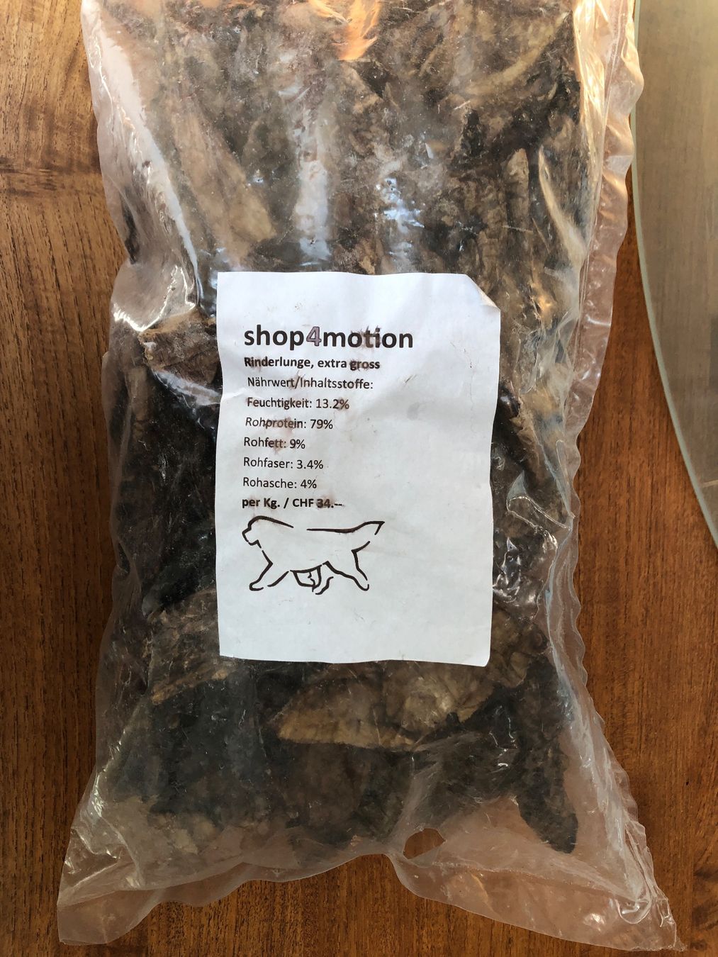 Mangimi: shop4motion Rinderlunge extra gross Hundefutter 1kg – Nuovo e nell'imballaggio originale da Arlesheim venduto da leyRum4.5