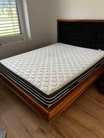 Doppelbett mit Matratze Holzrahmen schwarz gepolstert