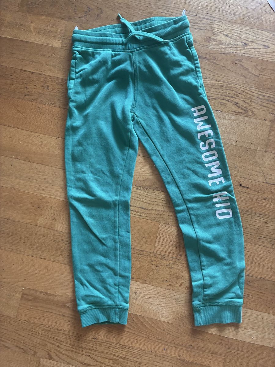 Pantaloni: schöne Trainerhose Gr. 128 – Usato da richterswil venduto da lunamarie001