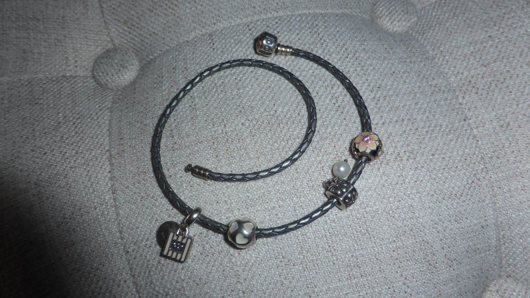 Pandora Armbänder & -reifen: Bracelet Pandora avec 4 charms – Gebraucht aus Genève von LucieA01