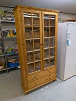Schöne Vitrine aus Kiefernholz mit zwei Schubladen