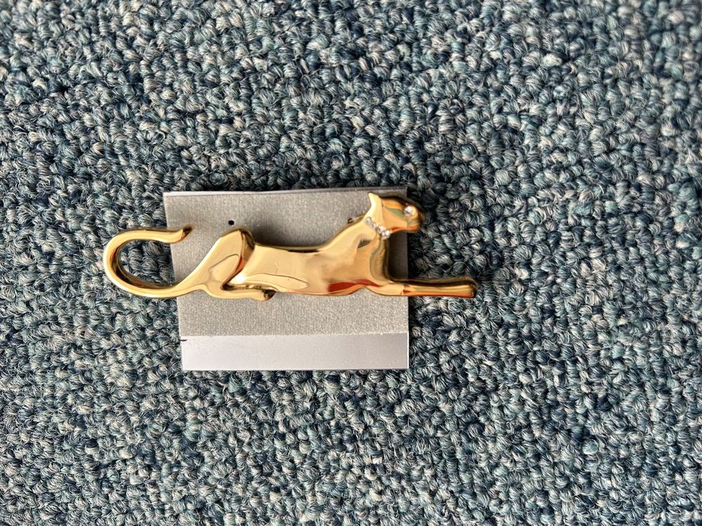 Broche dorée Shara, une broche panthère féline