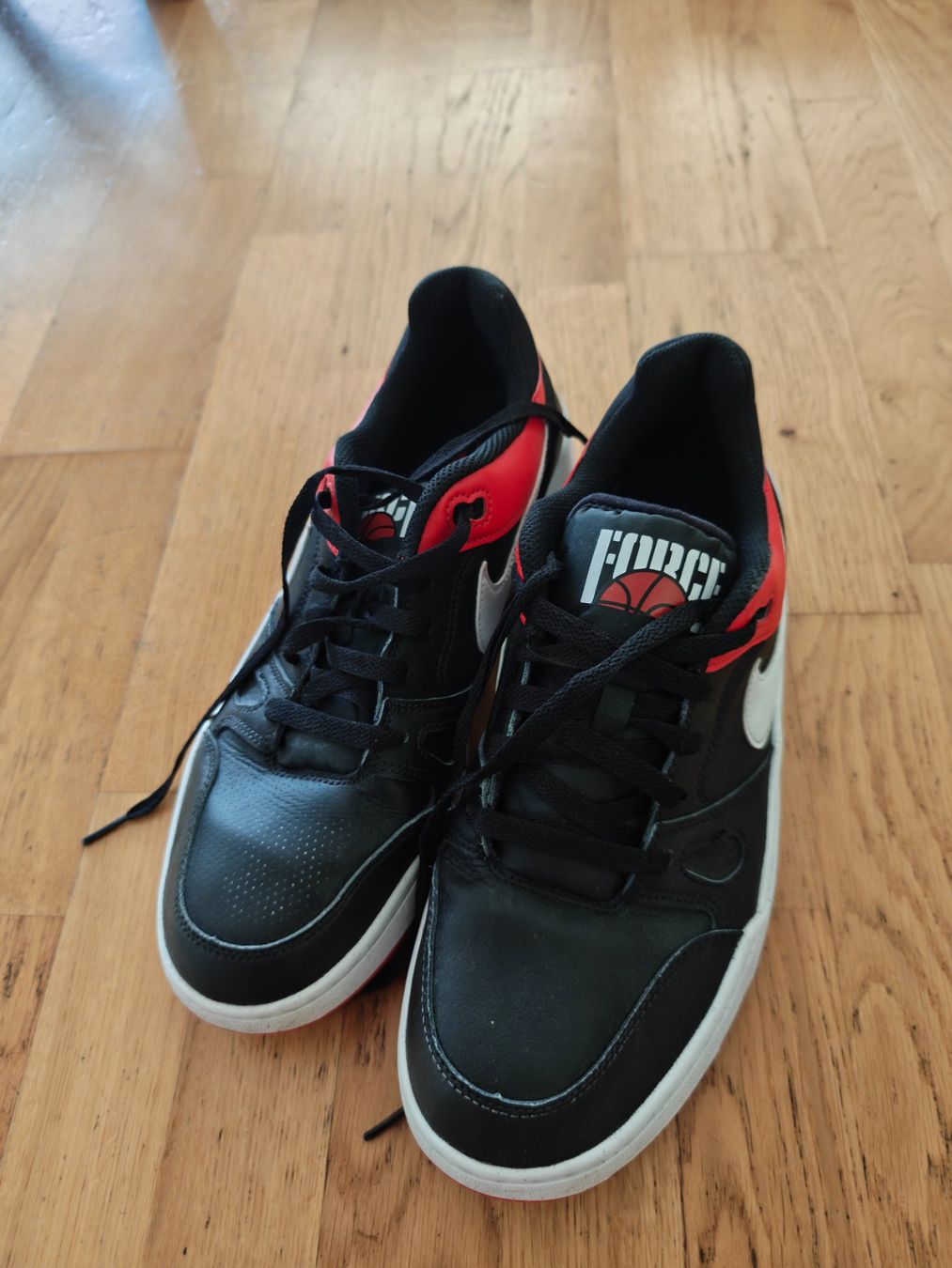 Nike Herrenschuhe: Nike Force Schuhe Schwarz Rot Grösse 44.5 – Gebraucht aus Rorschacherberg von hda_cf97