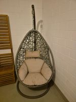 Hängesessel aus Rattan mit Gestell und beigen Polstern