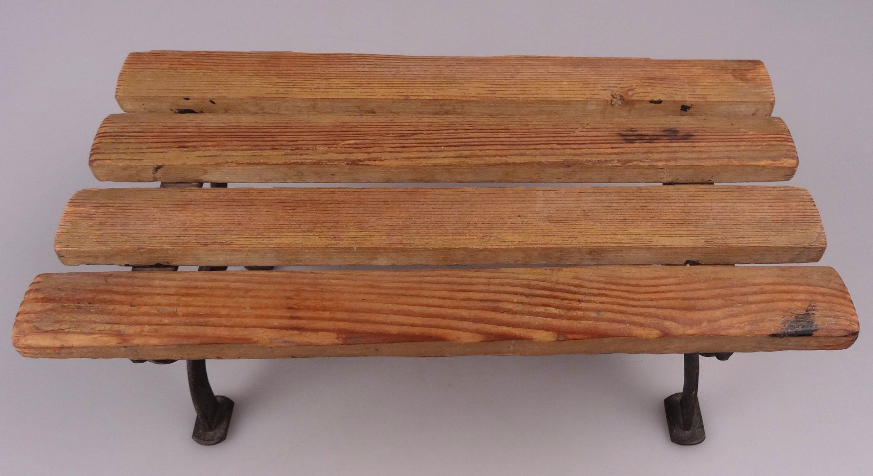 Holzartikel: Fussschemel aus Holz und Eisen – Gebraucht aus Volketswil von brockipfannenstil 1