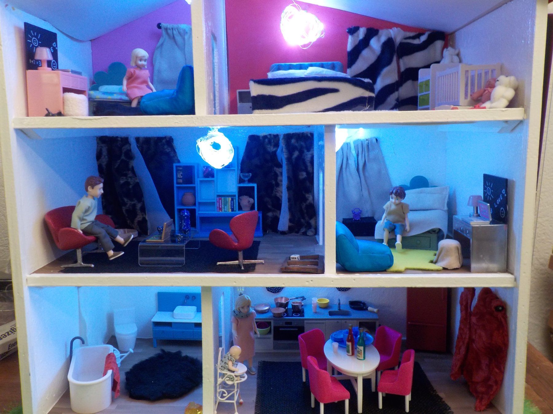 Lundby Case e mobili per bambole: Lundby Puppenhaus voll eingerichtet mit Licht – Usato da Muri b. Bern venduto da Salobre 1