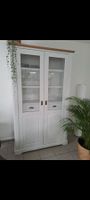 *Schöne Vitrine in weiss mit Holz*
