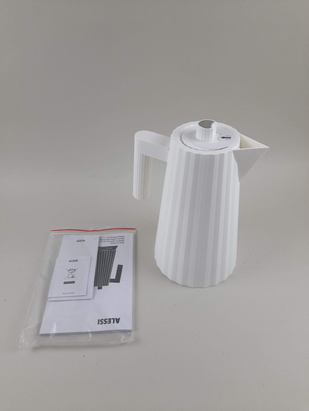 Alessi Bollitori: ALESSI Plissé Wasserkocher Weiss – Nuovo (secondo la descrizione) da Liebefeld venduto da Restwert_Liebefeld
