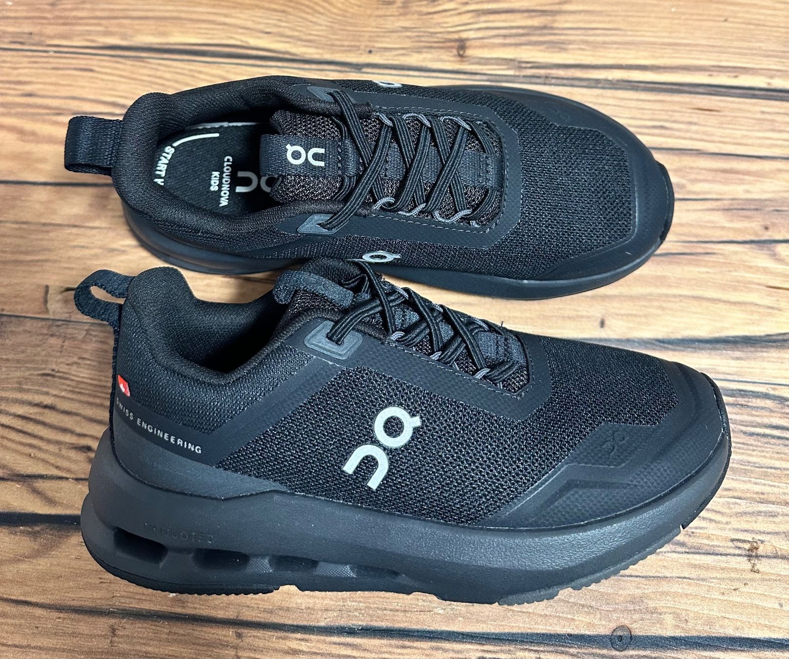 On Scarpe per ragazzi: On Cloudnova Kids schwarz Gr. 31,5 neu – Nuovo (secondo la descrizione) da Scuol venduto da onf_rlc6
