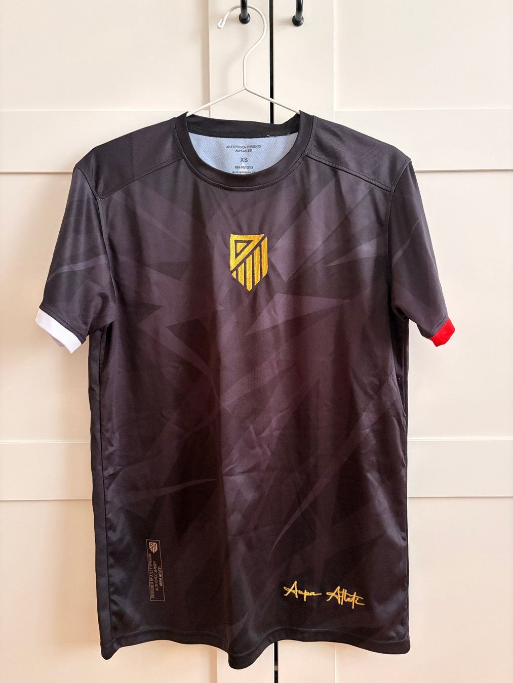 Leibchen & Hosen: Fussballshirt schwarz – Neu (gemäss Beschreibung) aus Wil SG von adi9k