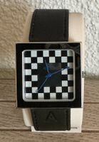 Coole Akteo Kubus-Uhr, schwarz-weiss kariert
