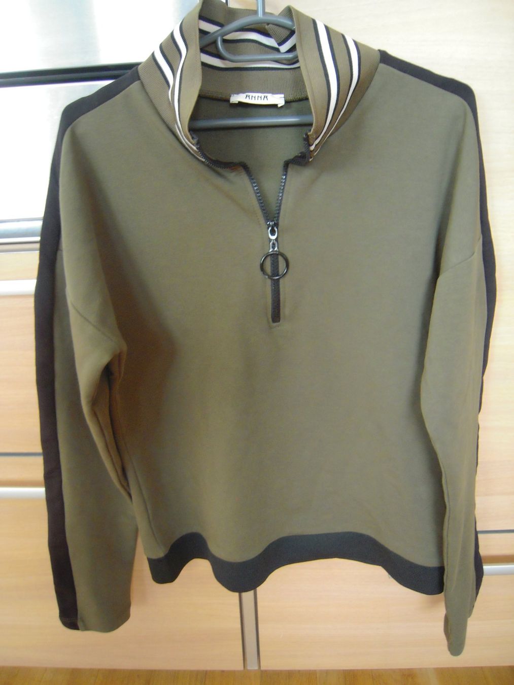 Maglioni & Felpe: Pullover mit Stehkragen Gr 36 - 38 Olivgrün – Usato da Uzwil venduto da visions77