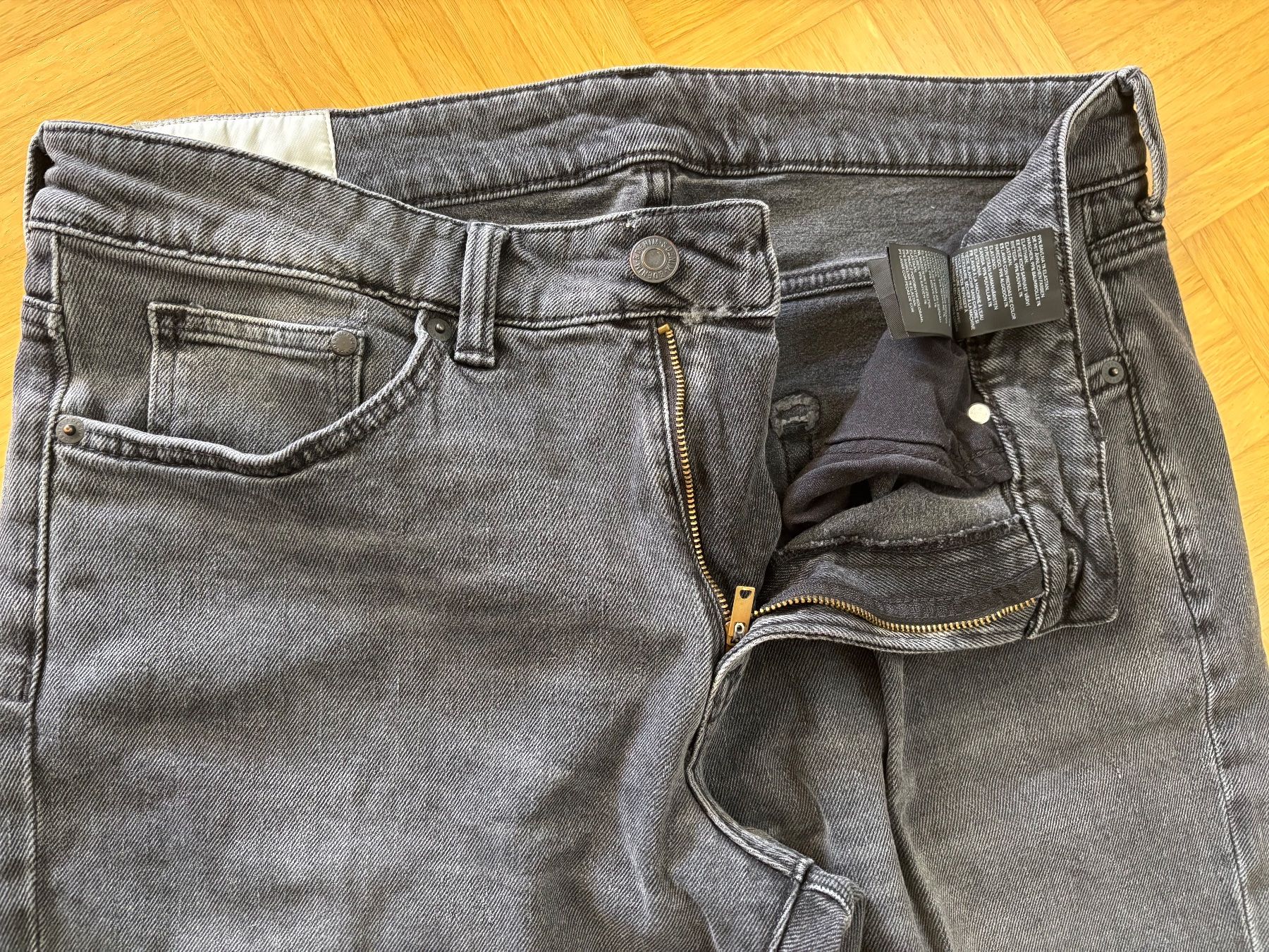 H&M Jeans: H+M Jeans Regular fit, 34/32, dunkelgrau – Usato da Thun venduto da Nortshore0 2
