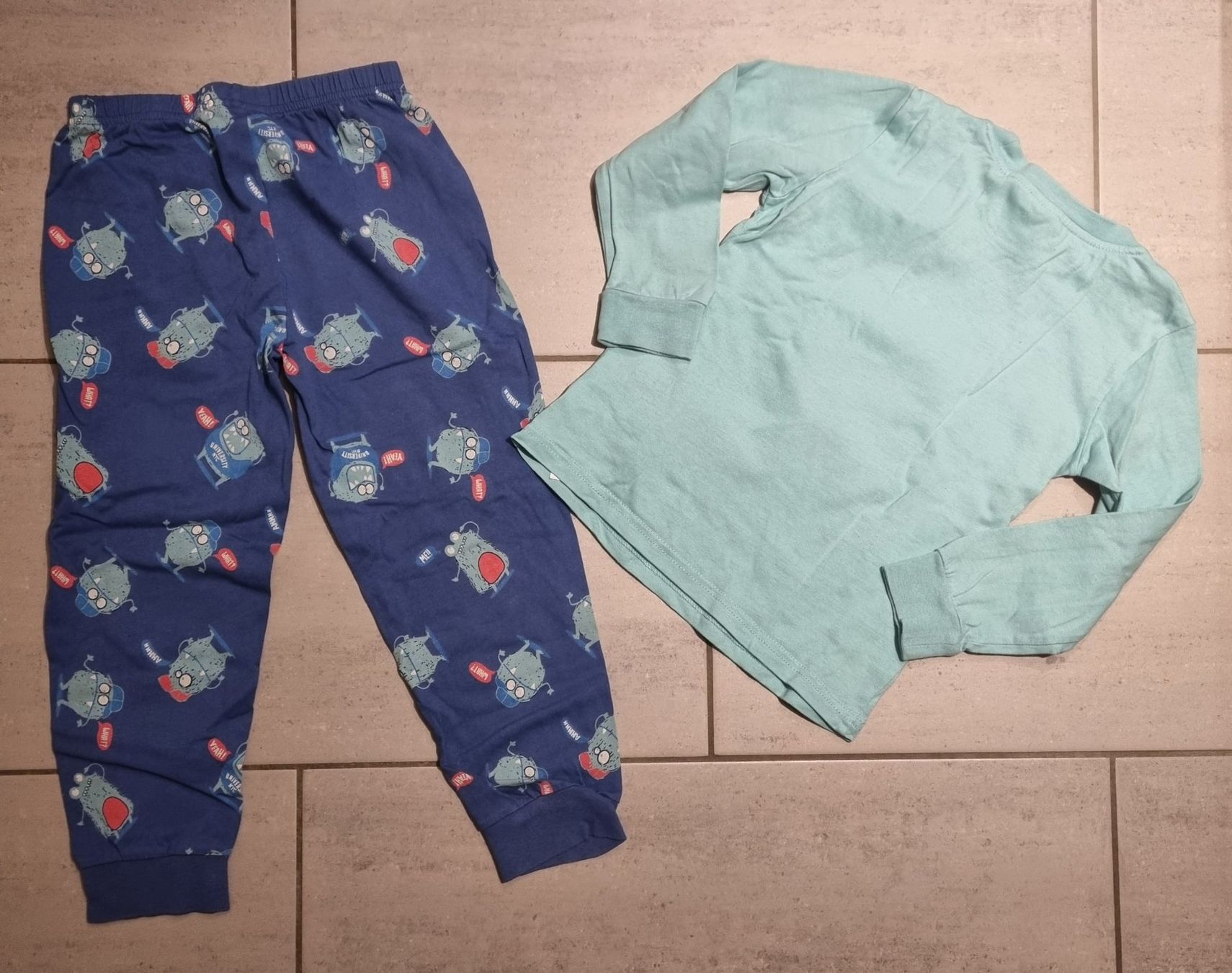 Pigiama & Simili: Pyjama Grösse 110/116 – Usato da Flumenthal venduto da Krajan 1