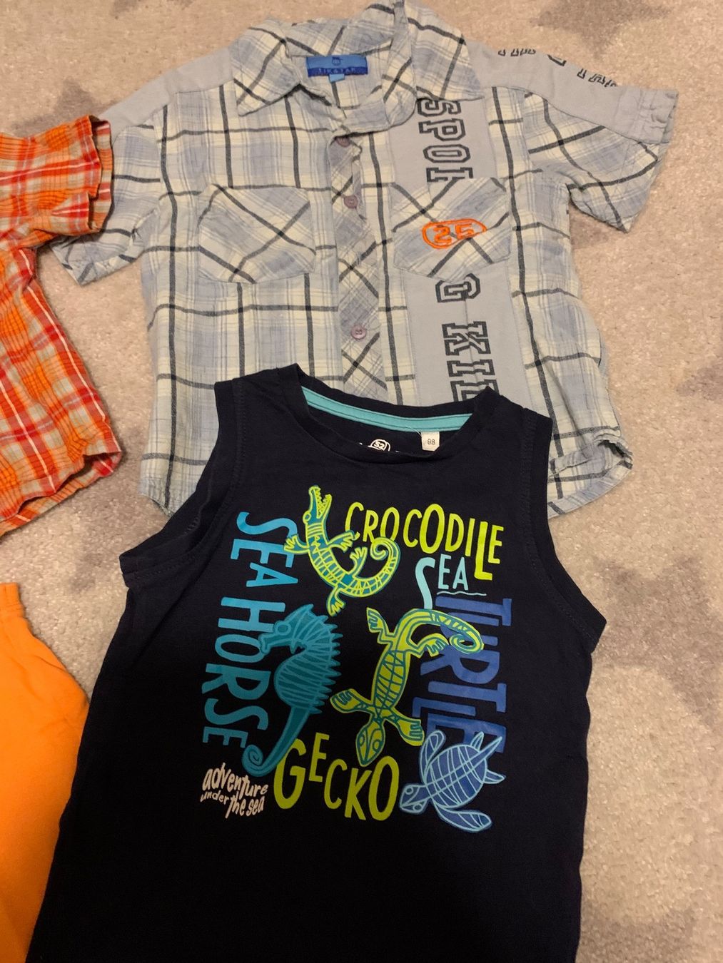 Camicie, T-shirt & Polo: 2 Hemden + 2 Unterleibchen Gr.98 – Usato da Kreuzlingen venduto da jamie45 2