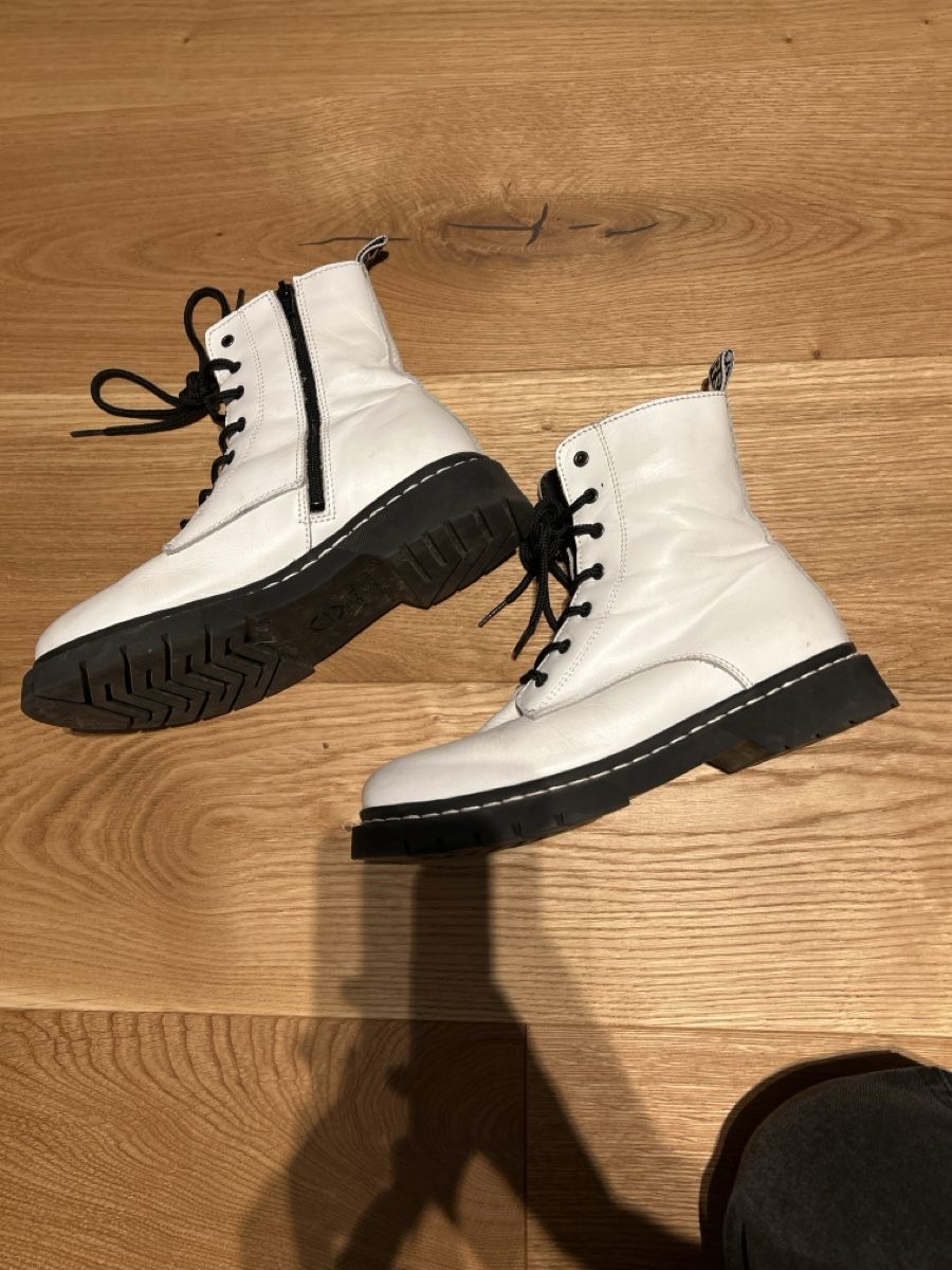 Tamaris Scarpe da uomo: Weisse Boots, Tamaris! – Usato da Gunzgen venduto da vivalavida.p 1