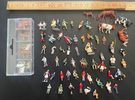 Figurenset, kunterbunt gemischt, ca. 50 Figuren + 16 Tiere