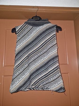 Top smanicato in maglia a righe diagonali con collo alto