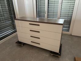 Moderne Kommode mit vier Schubladen - Top Zustand!