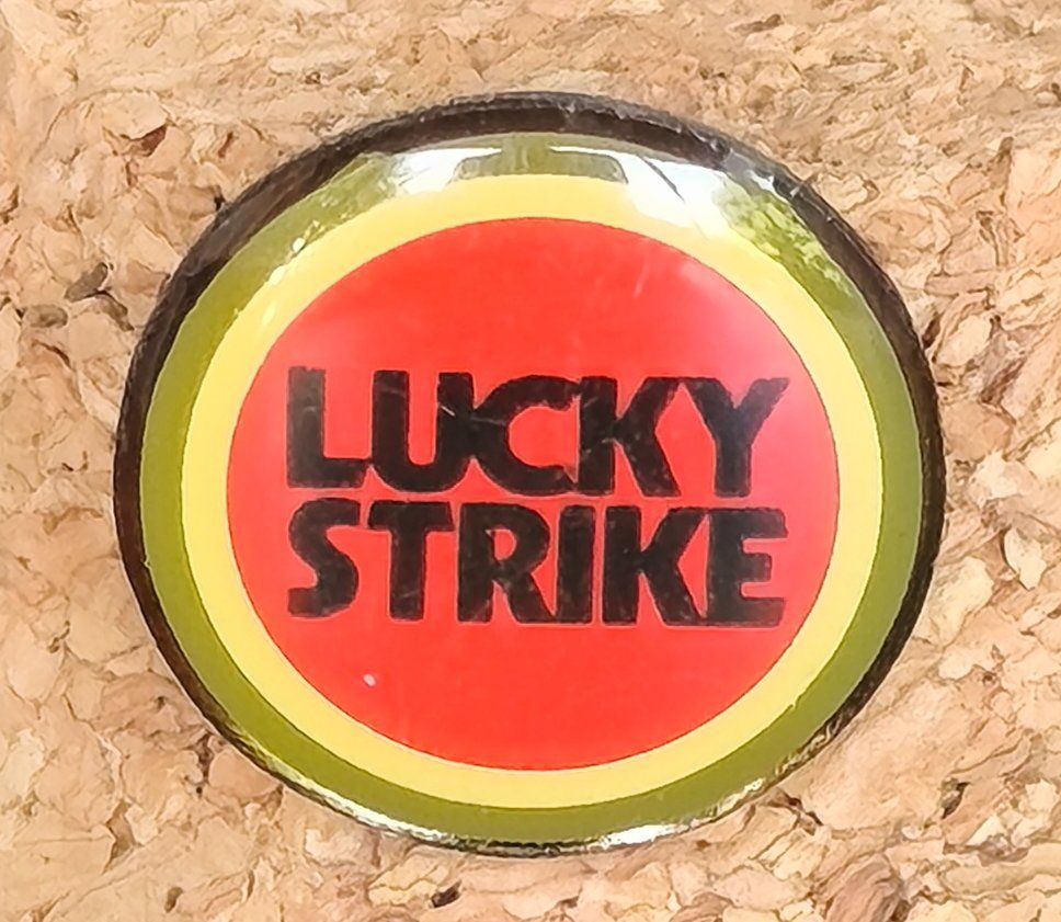 Placchette & Badge: Pin Lucky Strike, fairer Versand – Usato da Zürich venduto da Tanteemma369