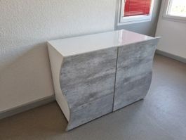 Commode avec deux portes blanc et gris aspect bois