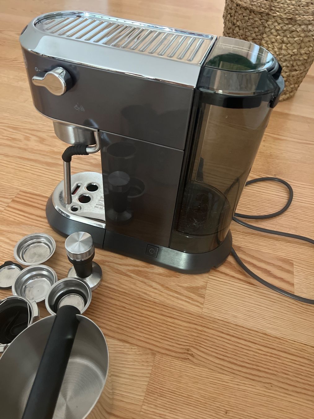 De'Longhi Kaffeemaschinen & Espressomaschinen: DeLonghi Dedica Arte – Neu (gemäss Beschreibung) aus Windisch von ana_mz9f 2