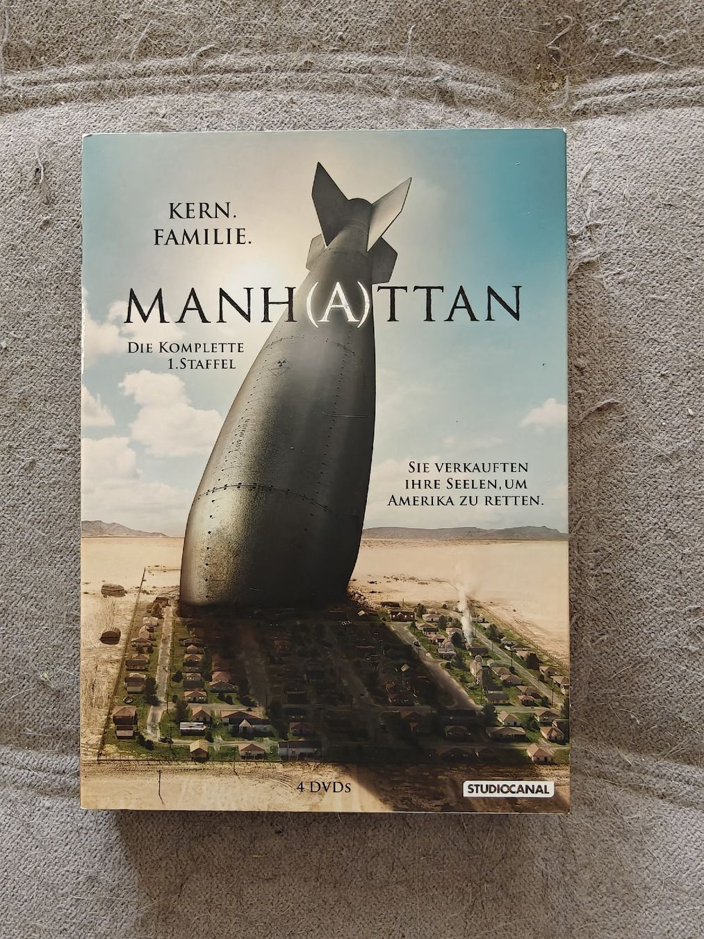 Tutti i DVDs: Manhatten Staffel 1 deutsch DVD – Nuovo (secondo la descrizione) da Schwerzenbach venduto da Salamon33