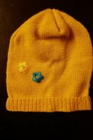Nette gelbe Babymütze/-kappe mit Blumen