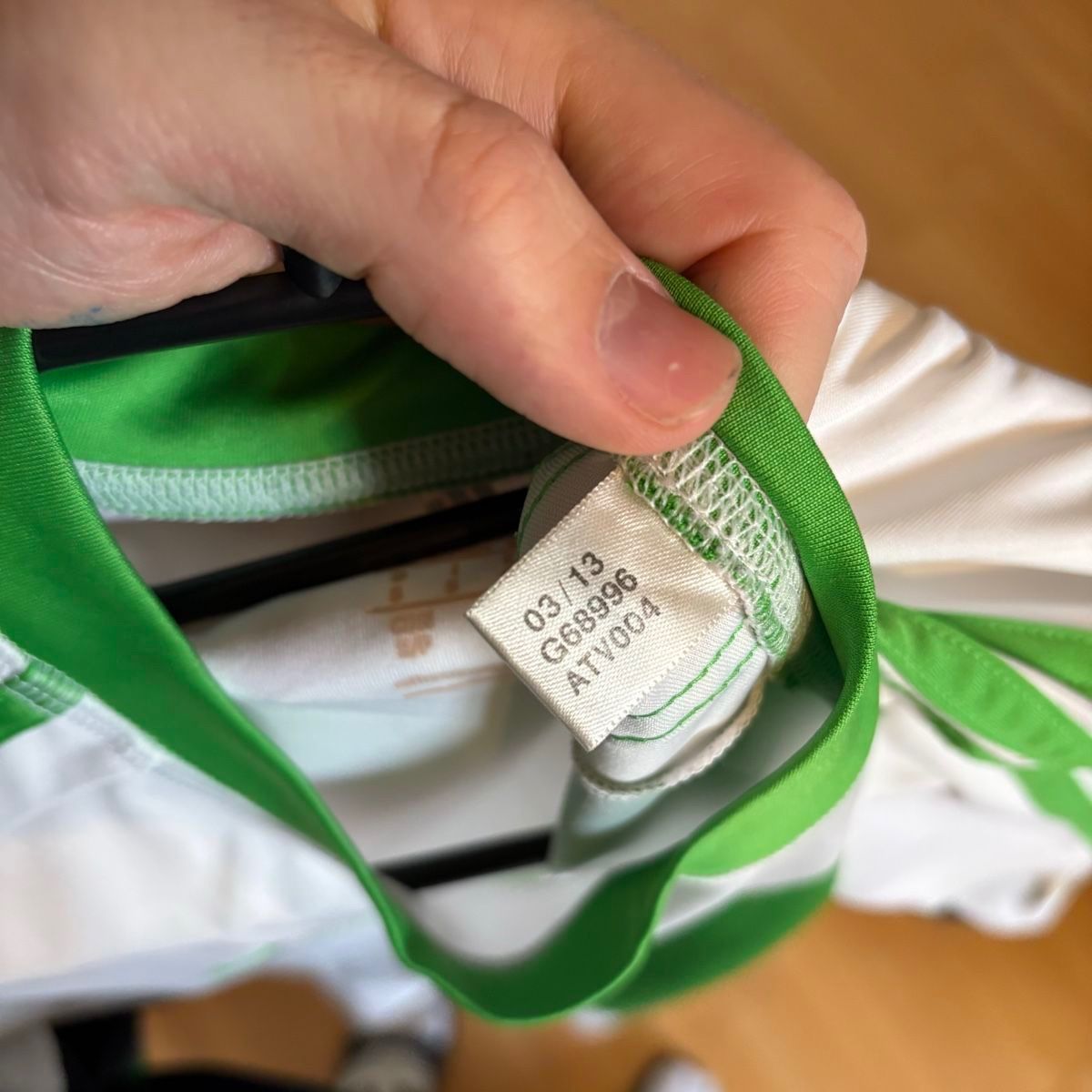 Adidas Canottiere & Pantaloni: 2013-14 VfL Wolfsburg Trikot Original – Usato da Rossemaison venduto da Carduelis 2