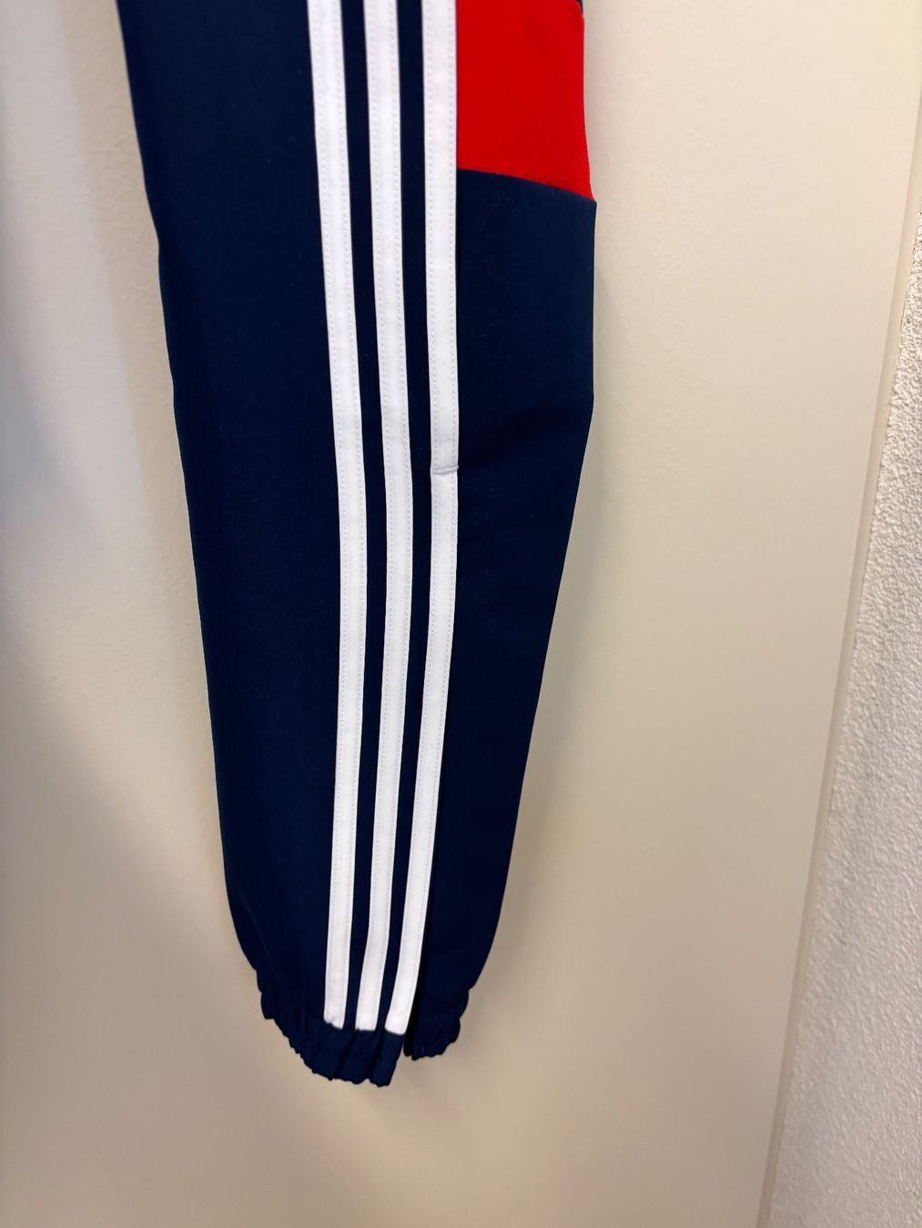 Adidas Pantaloni: Adidas Trainingshose – Nuovo e nell'imballaggio originale da Zürich venduto da mc__2kll 2
