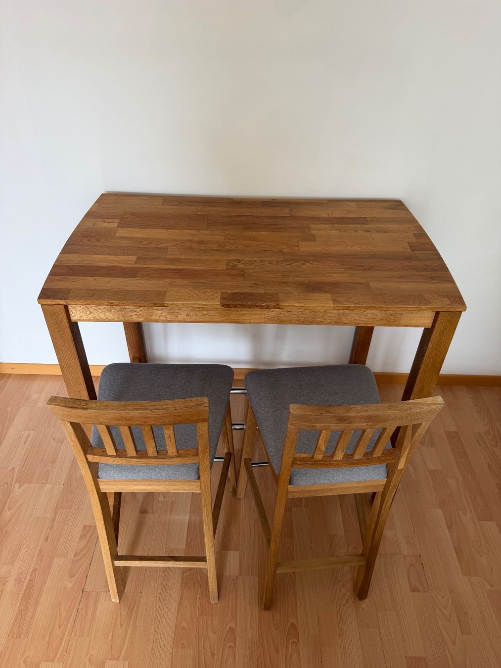 Set di tavolo e panche: Bartisch aus Holz mit 2 Barhockern + GRATIS Couchtisch – Usato da Basel venduto da mpa_yf6x