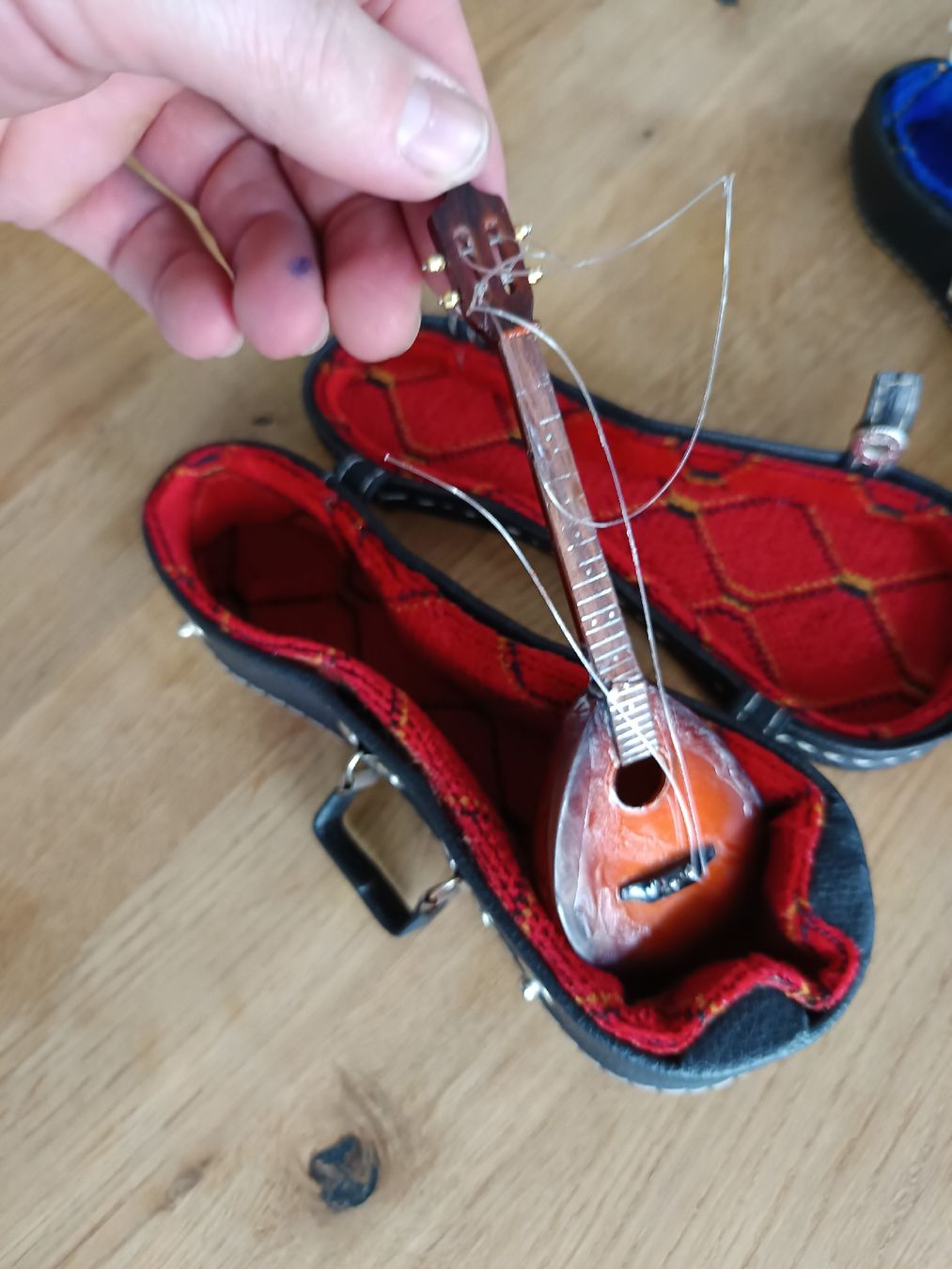 Tutte le decorazioni: Guitare Electrique Déco avec Étui – Usato da Niederbipp venduto da Djojoladouille 2