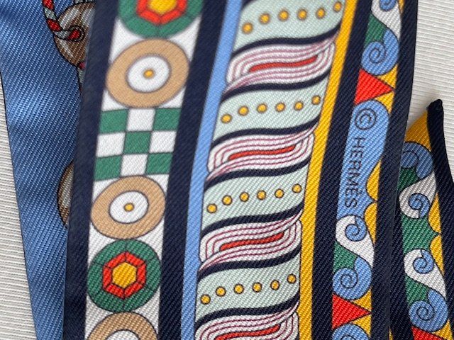 Hermès Foulard & Sciarpe: Hermès Twilly 2022 'Harnais en Rosace' – Nuovo (secondo la descrizione) da Arlesheim venduto da cocoandco 3