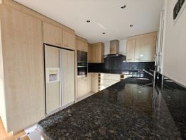 Küche mit Granit-Abdeckung
