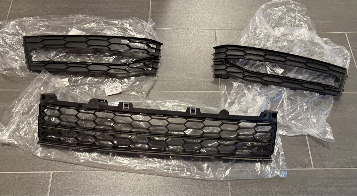 Skoda Tutti pezzi di ricambio auto: Skoda Superb Frontgrill unten – Usato da Gipf-Oberfrick venduto da Mini_FRK