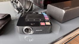 Philips PicoPix PPX3614 Mini-Beamer - Ideal für WM im Garten