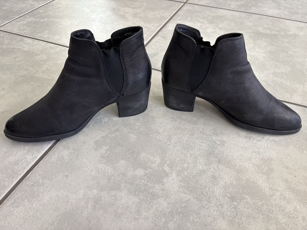 Scarpe da donna: Schwarze Leder Chelsea Boots Grösse 39 – Nuovo (secondo la descrizione) da Hendschiken venduto da Uraniali 2