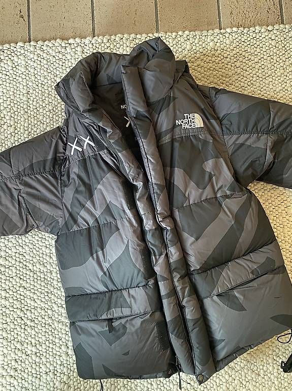 Vestes: The North Face x Kaws Parka, M – D'occasion à Orselina par stefaniamenz 2