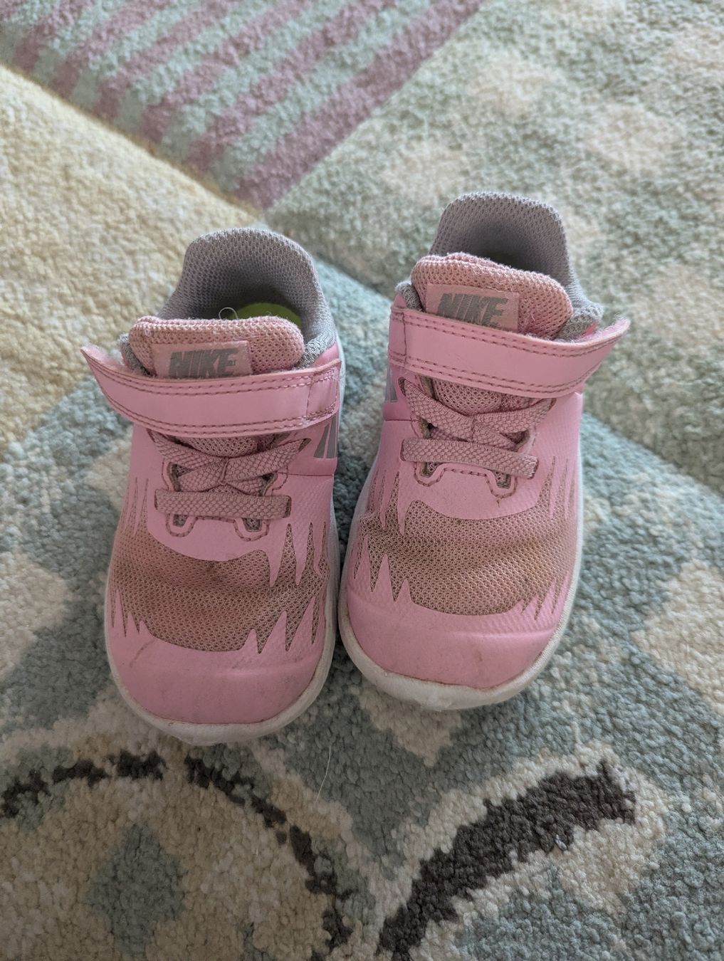 Nike Chaussures filles: Nike Sneaker Grösse 22 – D'occasion à Wallisellen par ann_w7zv