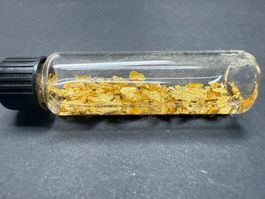 Blattgold 24 K in Wasser suspendiert.