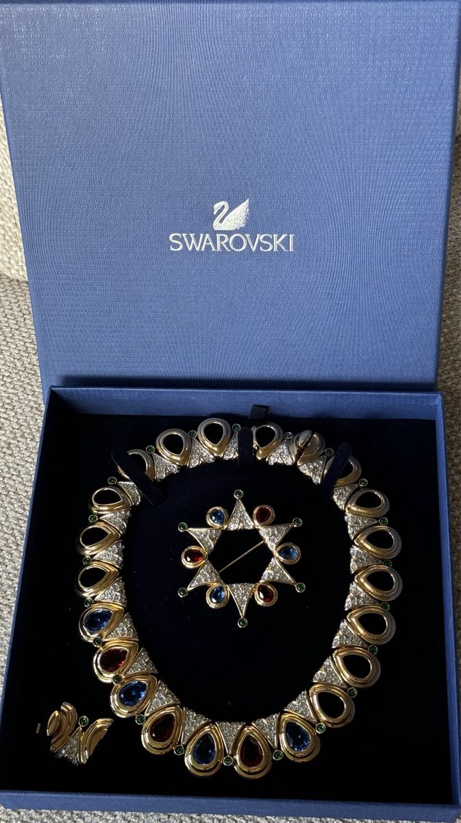 Swarovski Altri gioielli: Set Swarovski plaqué or 18k, collier et broche. – Nuovo e nell'imballaggio originale da Villars-sur-Glâne venduto da Sunshine-8 1