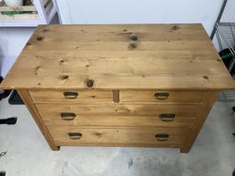 Massive Kiefernholz-Kommode im Landhausstil